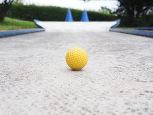 Golfball auf Minigolfbahn