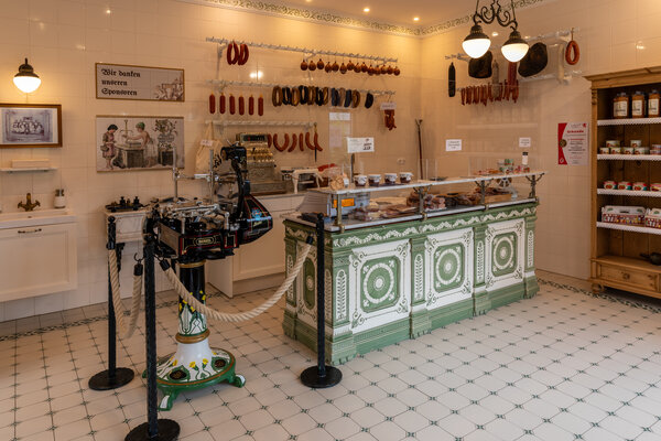 Historischer Metzgerladen Majolika-Fleischertheke