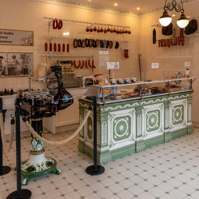 Historischer Metzgerladen Majolika-Fleischertheke